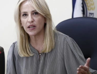 Στην κλιματική αλλαγή τα ρίχνει η Ρ.Δούρου για τη Μάνδρα-Επίθεση σε ΝΔ